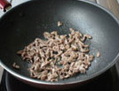 经典韩式石锅拌饭,热锅放油,下入牛肉丝,快速炒熟后舀出