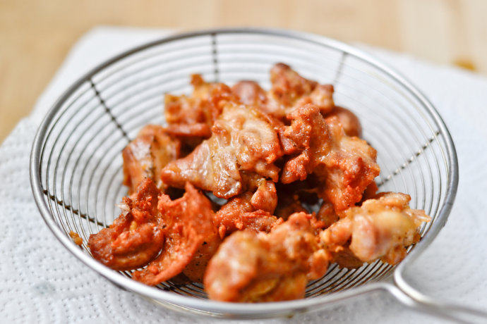 炸鸡块配酸奶酱,放入鸡块炸至金黄时捞出沥干油份，静置20分钟，炸鸡块时需控制好油温不起烟，否则鸡块会炸焦的