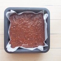 棉花糖布朗尼,布朗尼面糊倒入垫有油纸方型烤盘中,烤箱预热180度,放入模具烤20~25分钟。