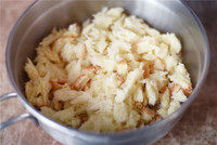 圣诞布丁,土司撕小碎片。