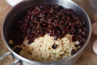 圣诞布丁,和干果，湿果们和核桃之类的坚果拌在一起。