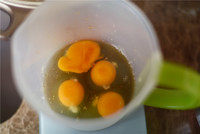 圣诞布丁,泡过干果的酒，加入鸡蛋，红糖，搅打均匀。