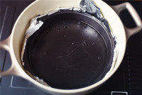 圣诞布丁,上面盖锡纸，锡纸上压一个盘子。