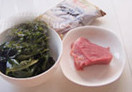 长寿牛肉海带汤,海带按需泡发好，蒜切成<a style='color:red;display:inline-block;' href='/shicai/ 6559'>蒜蓉</a>，<a style='color:red;display:inline-block;' href='/shicai/ 216'>牛肉</a>洗净