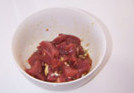 长寿牛肉海带汤,牛肉切小块放入一半的蒜蓉、<a style='color:red;display:inline-block;' href='/shicai/ 692'>酱油</a>、<a style='color:red;display:inline-block;' href='/shicai/ 847'>香油</a>腌制15分钟