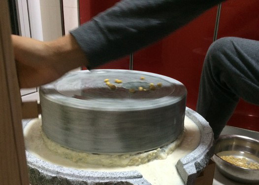 自制豆浆、豆腐,磨完之后用纱布过滤豆渣,把豆浆过滤到锅里,等待熬制,由于过滤需要两个人来,就没有拍照片。(提醒亲们,过滤的豆渣可以做饼、馒头,还可以炒着吃哦)