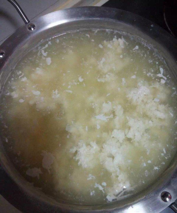 自制豆浆、豆腐,豆浆熬成之后,停火,晾一会,大约温度凉至80-90度左右,添加<a style='color:red;display:inline-block;' href='/shicai/ 3745'>卤水</a>,一边加一边搅拌,一锅豆花就成了,接着把水和豆花倒进纱布里和豆腐模具里面,找个东西压上