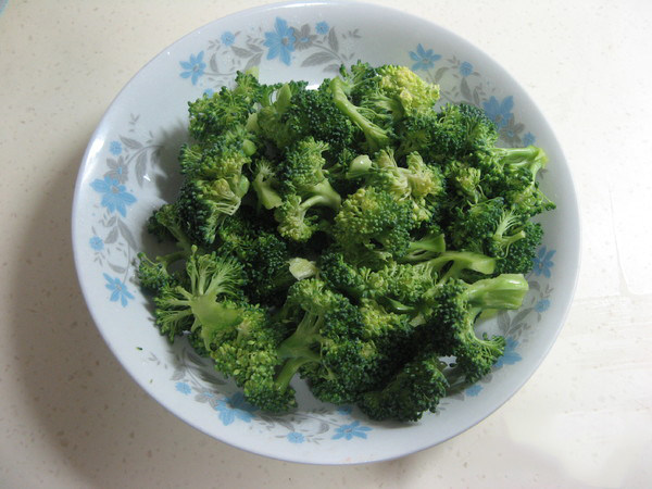 彩椒西兰花,<a style='color:red;display:inline-block;' href='/shicai/ 119'>西兰花</a>用刀分成小朵