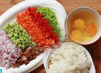 美食新宠蛋包饭,将所有材料切成碎丁，将<a style='color:red;display:inline-block;' href='/shicai/ 9'>鸡蛋</a>打成蛋液