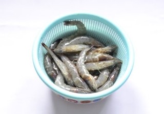 锡纸包虾,<a style='color:red;display:inline-block;' href='/shicai/ 301'>鲜虾</a>抽去虾线,剪去虾须,彻底用清水洗净,沥干水分