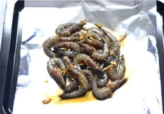 锡纸包虾,烤盘中摆入锡纸,将腌制好的虾摆在中间