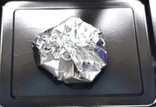 锡纸包虾,锡纸轻轻将虾包起,烤箱预热200度,上下火烤制12分钟左右