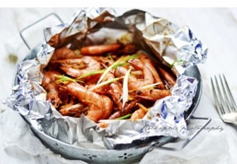 锡纸包虾,烤熟入味后取出,抽去锡纸,码入盘中即可食用