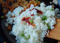 泡菜炒饭,倒入米饭、<a style='color:red;display:inline-block;' href='/shicai/ 90711'>豌豆粒</a>，调入1-2勺<a style='color:red;display:inline-block;' href='/shicai/ 8426'>韩式辣酱</a>，翻炒