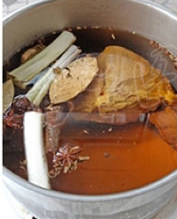 韩国冷面,锅里放入牛肉,倒入水要没过牛肉,加入所有佐料,不要加盐和味精。大火煮开转小火慢煮,直到牛肉煮熟即可关火
