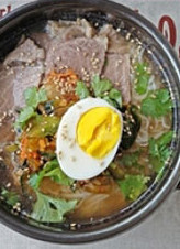 韩国冷面,最后撒上香菜,熟芝麻即可