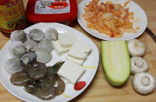 韩式泡菜海鲜锅,所有食材清洗干净，虾剪去虾须；<a style='color:red;display:inline-block;' href='/shicai/ 66'>西葫芦</a>切成厚片，<a style='color:red;display:inline-block;' href='/shicai/ 2914'>蘑菇</a>切片，蒜切蒜末