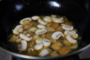 韩式泡菜海鲜锅,锅中放适量水烧开后放入<a style='color:red;display:inline-block;' href='/shicai/ 194'>蛤蜊</a>氽烫壳微微张开，捞出<a style='color:red;display:inline-block;' href='/shicai/ 194'>蛤蜊</a>，保留原汤。（等下用来烧汤会很鲜美）