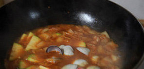 韩式泡菜海鲜锅,锅中再次煮沸后，放入<a style='color:red;display:inline-block;' href='/shicai/ 291'>明虾</a>及西葫芦煮约1分钟，临出锅前调少许<a style='color:red;display:inline-block;' href='/shicai/ 756'>鸡精</a>提鲜，把氽烫好的蛤蜊放入锅中一起煮开即可。