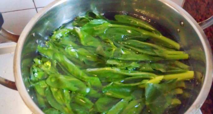 蒜香油菜心,把油菜心放入焯烫至断生,再捞出沥干水备用