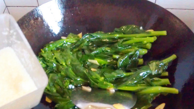 蒜香油菜心,炒青菜记得来上少许的糖,这样的菜口味清甜,它的作用就是把菜里的清甜味带出来