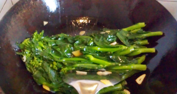 蒜香油菜心,大火翻炒均匀,可以出锅