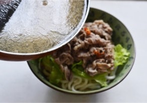 肥牛乌冬汤面,再放入肥牛片在生菜叶上,淋入浓汤