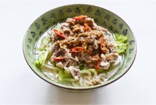 肥牛乌冬汤面,最后将肥牛片配的调料包倒入锅中稍微煮沸,淋在肉片上,可根据自己的口味撒些香菜或辣椒,趁热食用