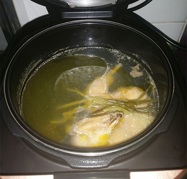 #圣诞节#老母鸡汤,打开上盖,放入适量食盐,好浓好香的鸡汤上桌了