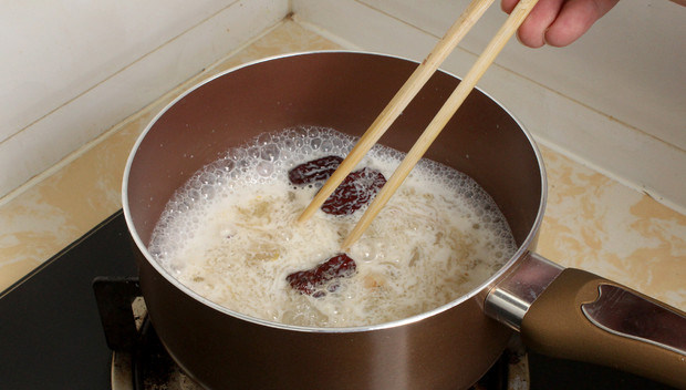 冰天雪地一点红,待牛奶再次沸腾即可食用