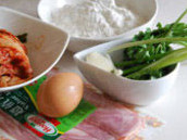 泡菜饼,准备好所需配料，不喜欢<a style='color:red;display:inline-block;' href='/shicai/ 131'>香菜</a>味道的可以省略