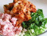 泡菜饼,<a style='color:red;display:inline-block;' href='/shicai/ 443'>培根</a>、<a style='color:red;display:inline-block;' href='/shicai/ 2863'>辣白菜</a>、香菜、<a style='color:red;display:inline-block;' href='/shicai/ 157'>小葱</a>全部切成小丁混合备用，大蒜切成末放在一起备用