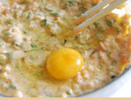 泡菜饼,再加入一个<a style='color:red;display:inline-block;' href='/shicai/ 9'>鸡蛋</a>，继续搅拌均匀