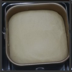 小猪头挤挤面包,和面完成后,面团可以拉出薄膜;