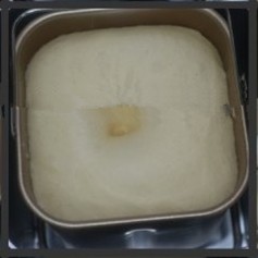 小猪头挤挤面包,把面团放进面包桶里,进行第一次发酵.