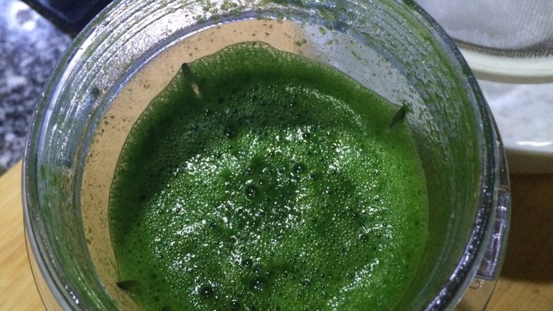 翡翠三鲜饺子,如图,可根据面粉多少添加适量的水,饭少许盐