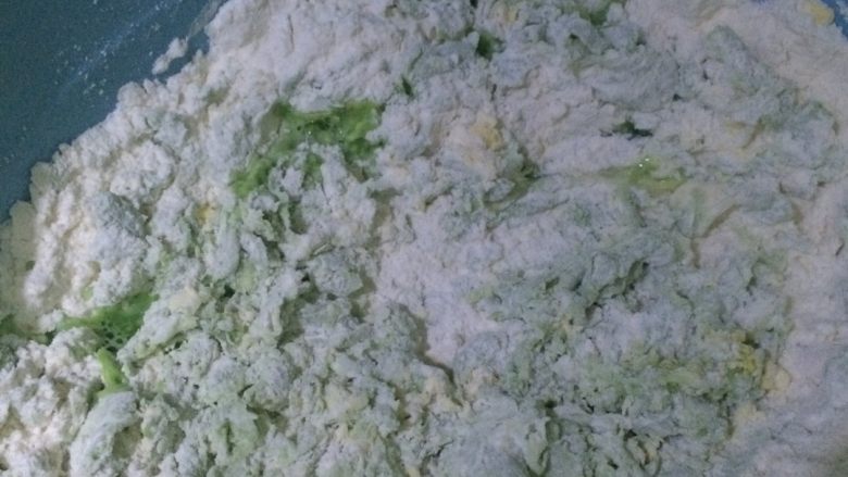 翡翠三鲜饺子,如图,面里可打一个鸡蛋增加口感韧劲