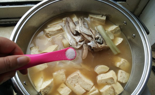 扒皮鱼豆腐汤,等到烹饪程序显示0:00时,可以打开锅盖。(经过60分钟的大小火炖煮之后,打开锅盖。)根据个人口味,加入适量的食盐和<a style='color:red;display:inline-block;' href='/shicai/ 131'>香菜</a>,即可
