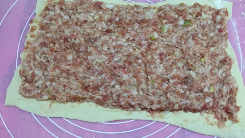 肉龙,如图将肉馅均匀的铺在面片上,可以留边也可以不留