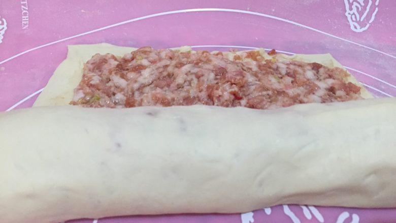 肉龙,从长方形的宽边卷起,尽量卷紧