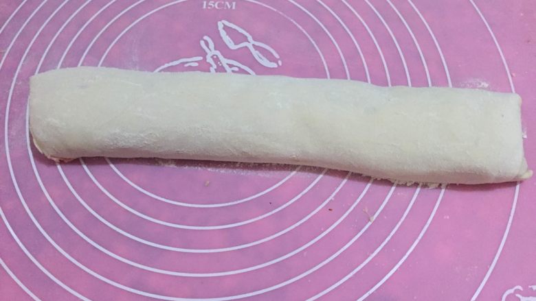 肉龙,如图卷成一个长条,肉龙就做好了