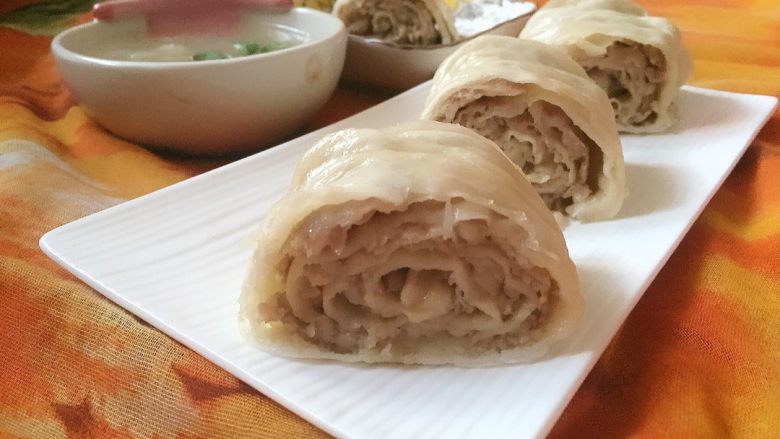 肉龙,如图蒸好的肉龙切成小块,装盘开吃。皮薄馅大,美味无法抵挡。