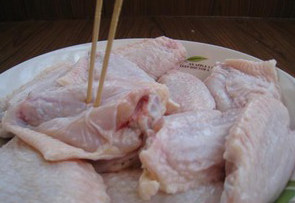韩式辣烤翅,装盘用牙签仔<a style='color:red;display:inline-block;' href='/shicai/ 96'>鸡翅</a>上扎满小洞、以便入味