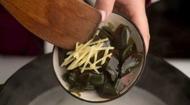 铸铁锅版皮蛋瘦肉粥,中火开锅后,倒入姜丝、皮蛋,转最小火10分钟