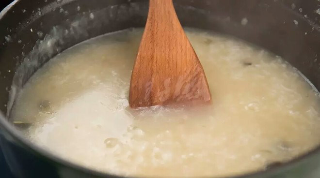 铸铁锅版皮蛋瘦肉粥,10分钟后,开锅添加适量的盐调味