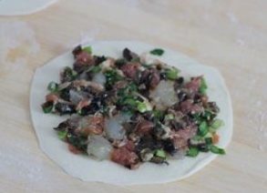 褡裢火烧 ,抹上调好的馅