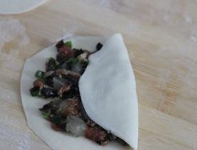 褡裢火烧 ,将皮由1/3处折向中间,另一边也着过来