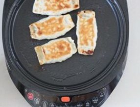 褡裢火烧 ,利仁电饼铛预热,刷一层油,放火烧两面烙至金黄色即可