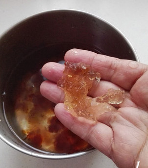 桃胶银耳雪梨羹,泡发后的桃胶用手一捏,非常软