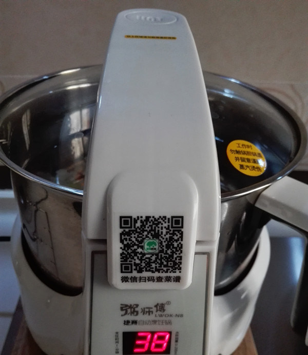 桃胶银耳雪梨羹,用粥师傅的大米粥功能,先煮38分钟,这个时间是默认的;期间准备<a style='color:red;display:inline-block;' href='/shicai/ 2111'>雪梨</a>去皮切块